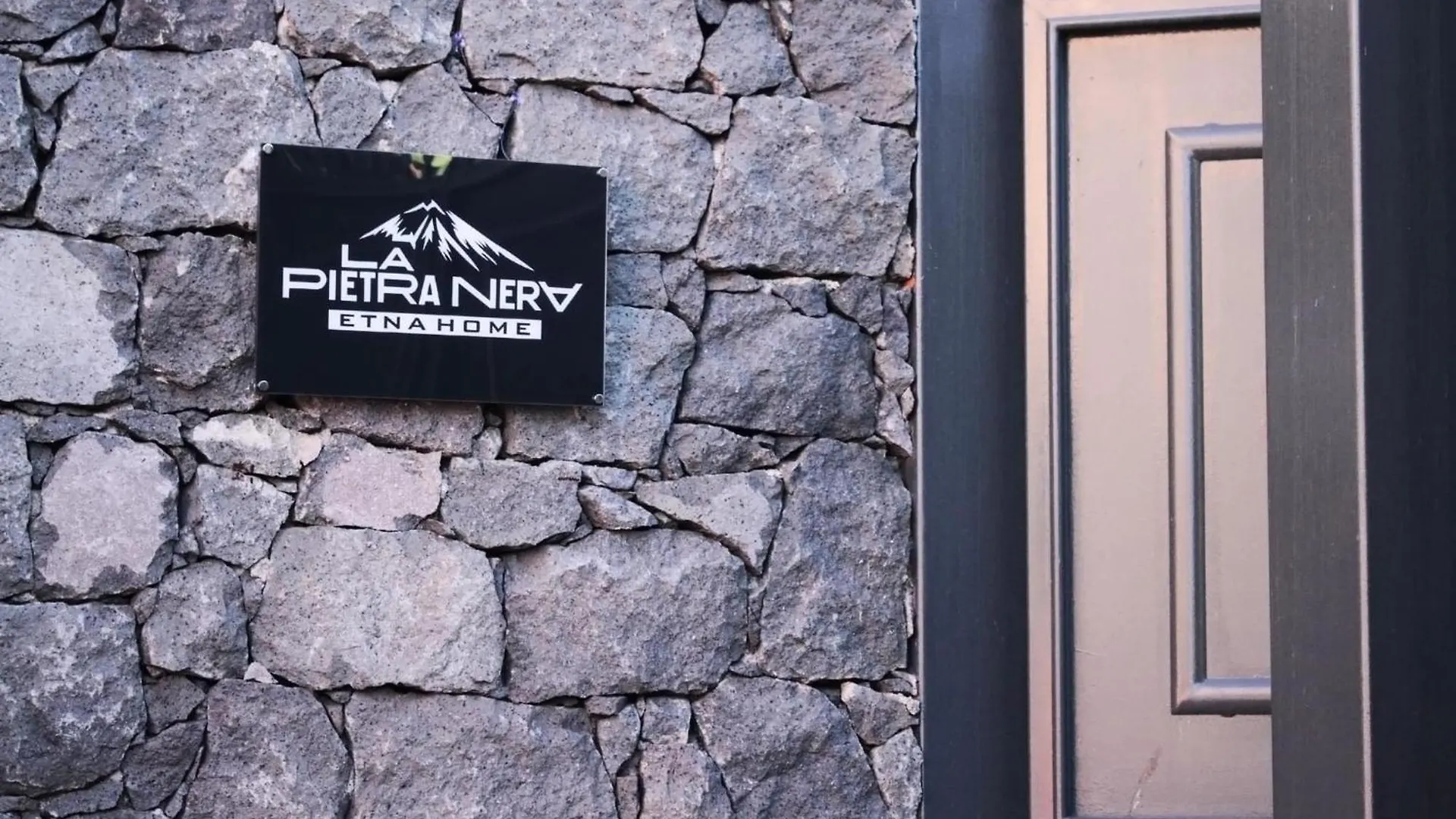 La Pietra Nera - Etna Home Catania